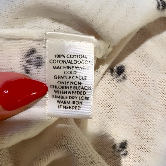 Elegant Black Patterned Women's Tee with Flower 🌺 Decal - Picture 9 of 10